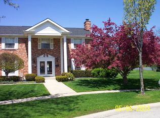 470 Lakeview Cir, Elk Grove Village, IL 60007