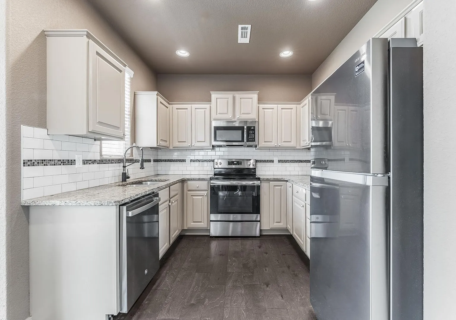 Charming 3-Bedroom, 2.5-Bathroom Retreat in Bentonville Comfort and Convenience Await! — Photo 4
