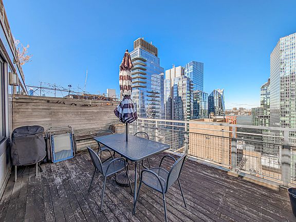 4th image of 225 W 60th St #Ph2b