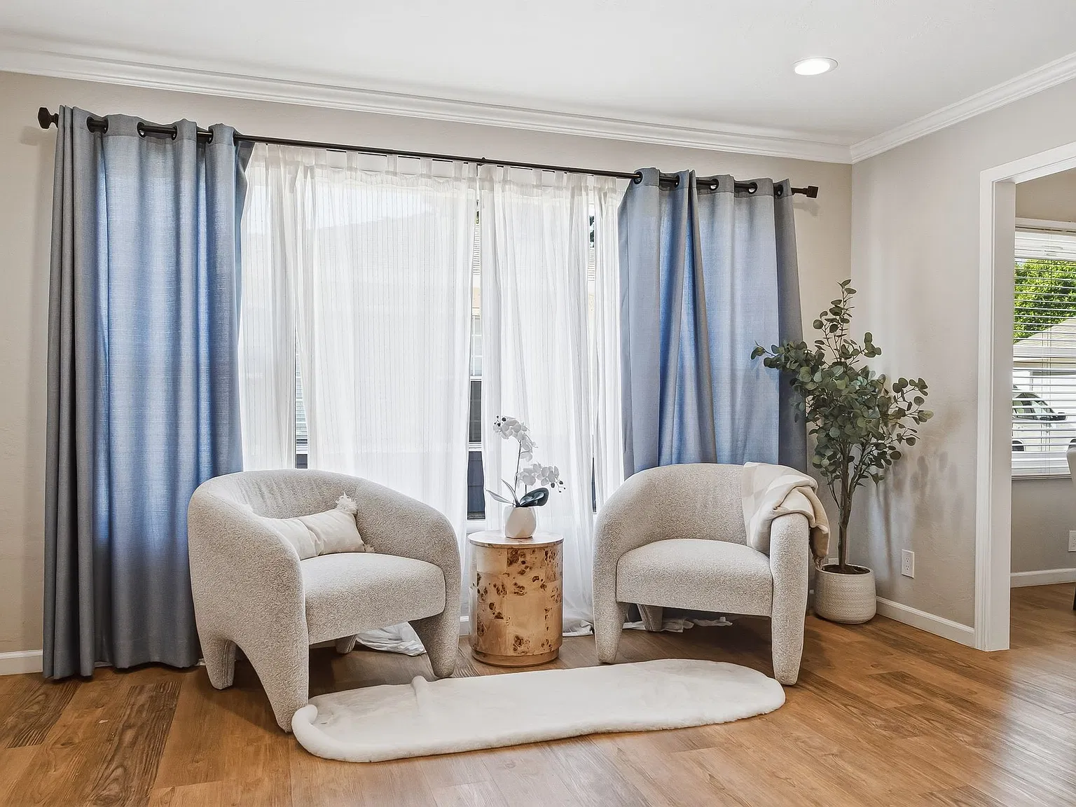 2 bed, 850 sqft, $3,500 — Photo 3