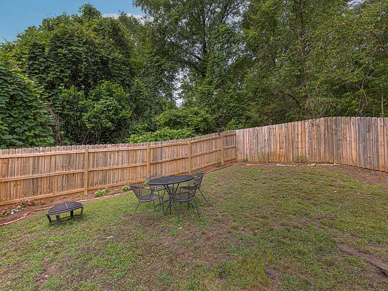 1032 Lakeview Dr — Photo 5