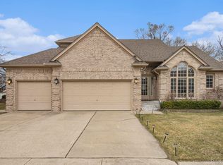 2001 Roundtree, Rochester Hills, MI 48307