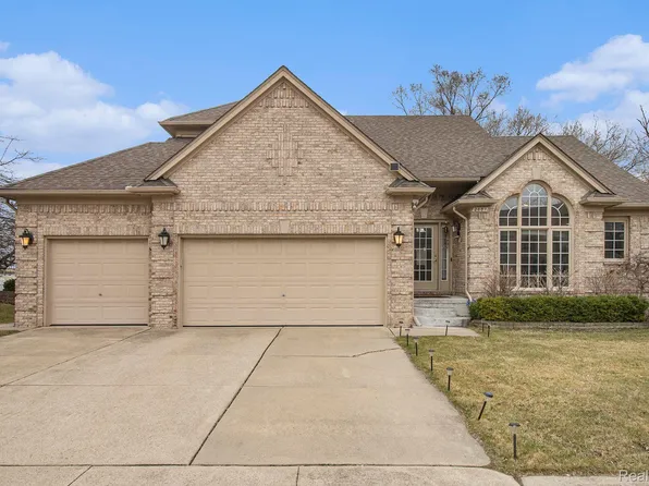 2001 Roundtree, Rochester Hills, MI 48307