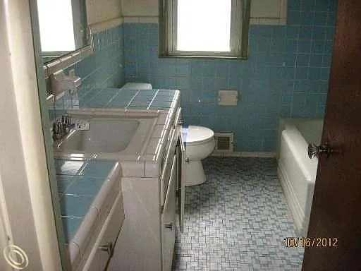 429 E Jarvis Ave — Photo 3