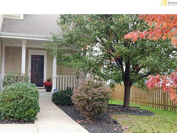 Enjoy relaxing on this lovely front porch!!