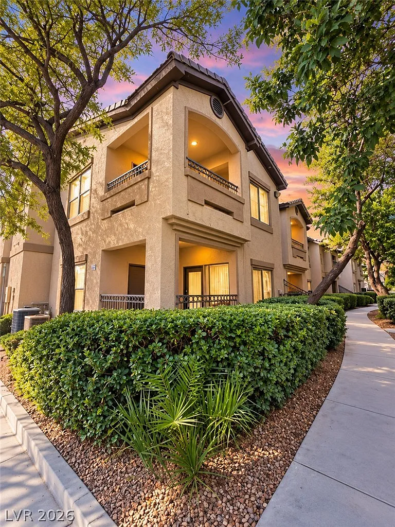 1 bed, 1.0 bath, 813 sqft, $1,200 — Photo 1