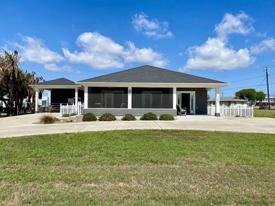 203 S Live Oak St, Rockport, TX, 78382