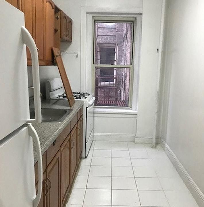 2nd image of 187 Pinehurst Ave APT 3D