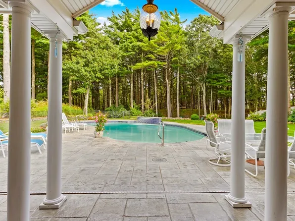 2 Crest View Ln, Buzzards Bay, MA 02532