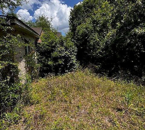 2nd image of 914 8th Ave