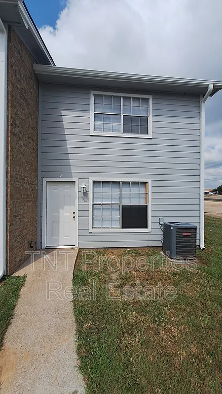 2 bed, 1.0 bath, 1044 sqft, $945 — Photo 1