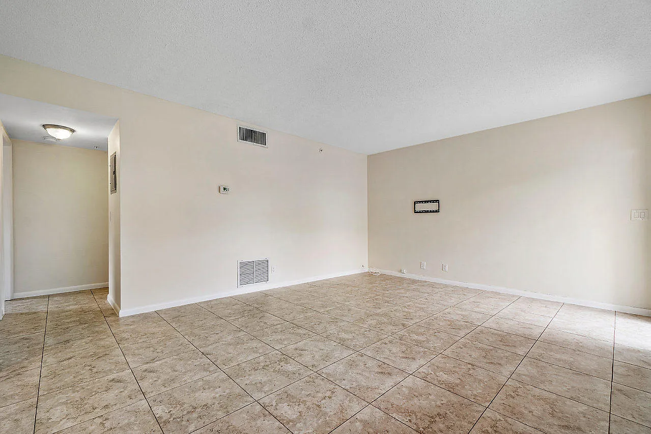 Studio, 980 sqft, $2,200 — Photo 3