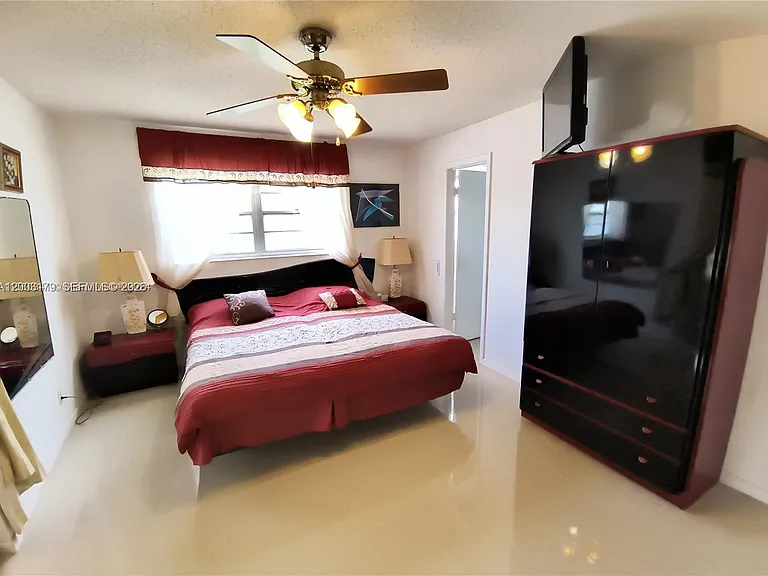 308 Markham N — Photo 10