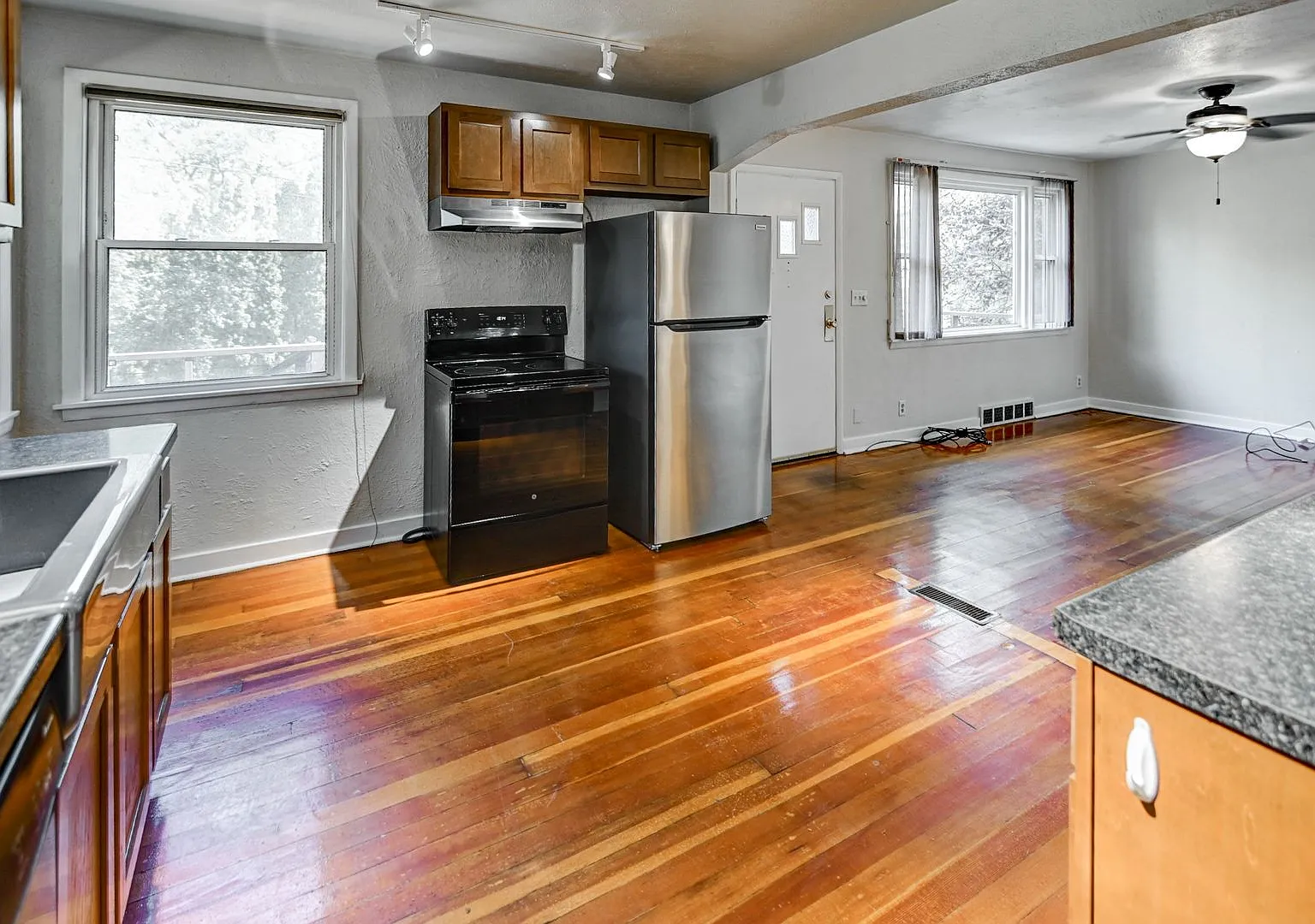 Charming 2-bed/1-bath Steps From Lake Monona — Photo 4