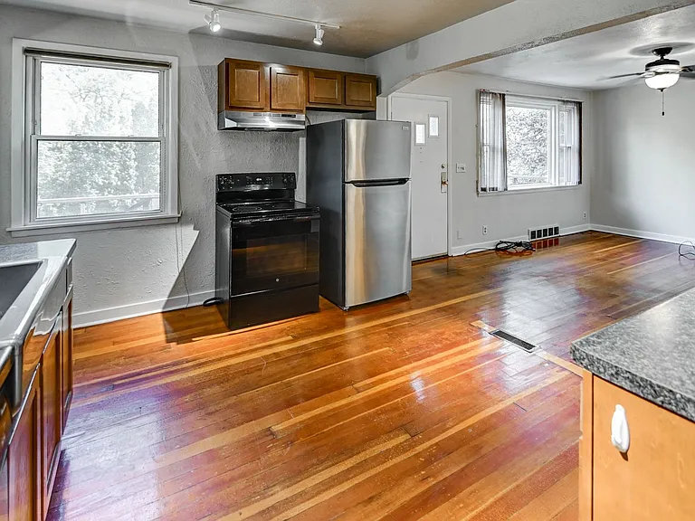 1404 Wyldhaven Ave — Photo 4