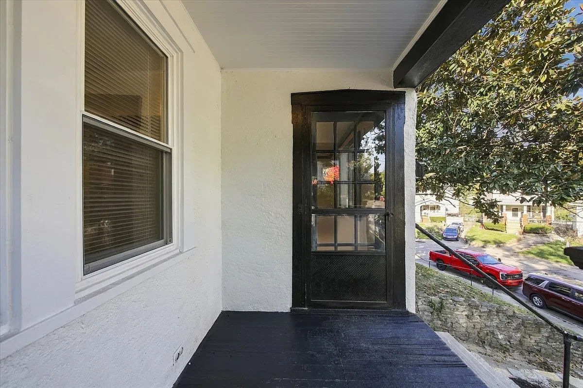 3 bed, 1250 sqft, $2,100 — Photo 2