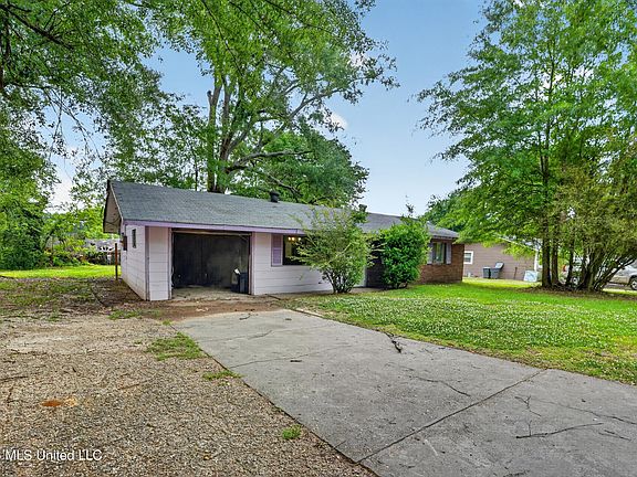 2nd image of 366 Queen Marie Ln