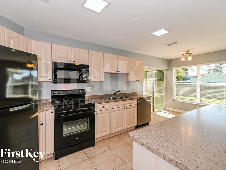 2226 NW 1st St — Photo 6