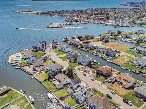 243 Sequams Lane, West Islip, NY 11795