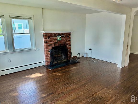 4th image of 1142 Woodmere Dr
