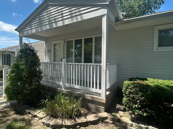 37 Meadowlark Ln, Springfield, IL 62702
