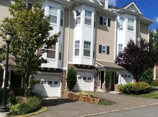 15 Ridgewood Dr, Middlebury, CT 06762