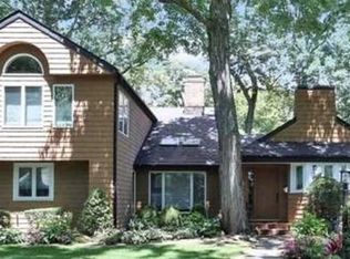 143 Round Hill Rd, Roslyn Heights, NY 11577