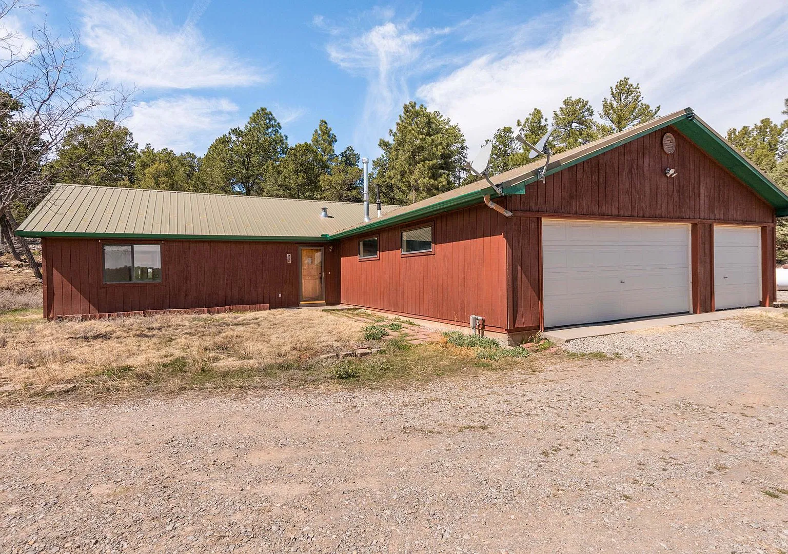 Your Next Home Awaits 4 Bedrooms, Hot Tub & More! — Photo 1