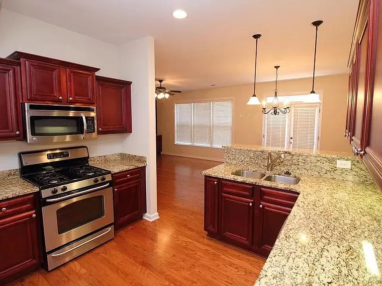 1272 Houndslake Dr — Photo 1