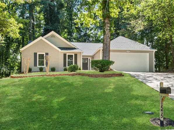 1575 Canberra Dr, Stone Mountain, GA 30088