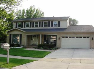 6890 Parker Ave, Downers Grove, IL 60516