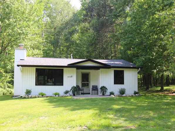 211 Daytona Dr, Roscommon, MI 48653