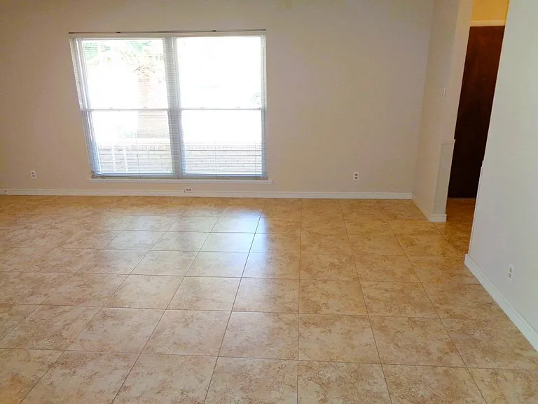 621 Westview Ave — Photo 3