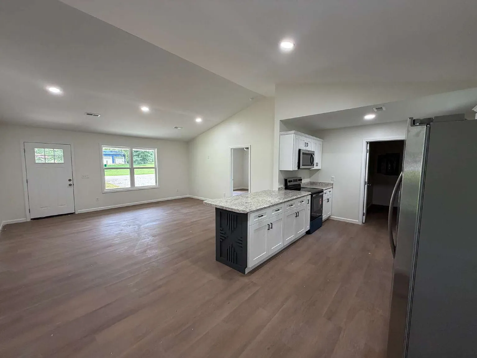 3 bed, 2.0 bath, 1288 sqft, $2,000 — Photo 2