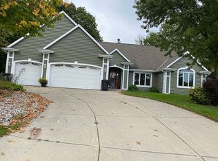 4495 S Foxwood Blvd, Greenfield, WI 53228