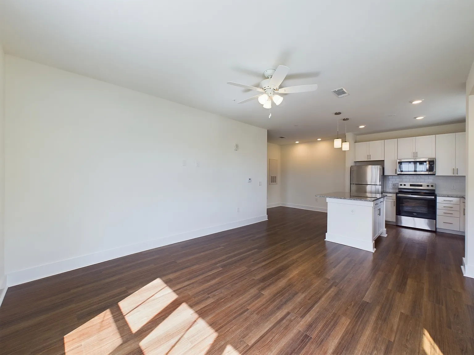 1 bed, 874 sqft, $1,909 — Photo 2