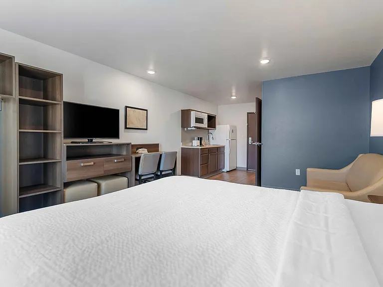 Deluxe Studio - 1 Queen Bed