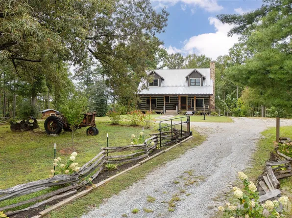 10 Black Bear Valley Dr, Hendersonville, NC 28792