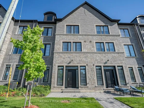 260 Eagle St #6, Newmarket, ON L3Y 0G6