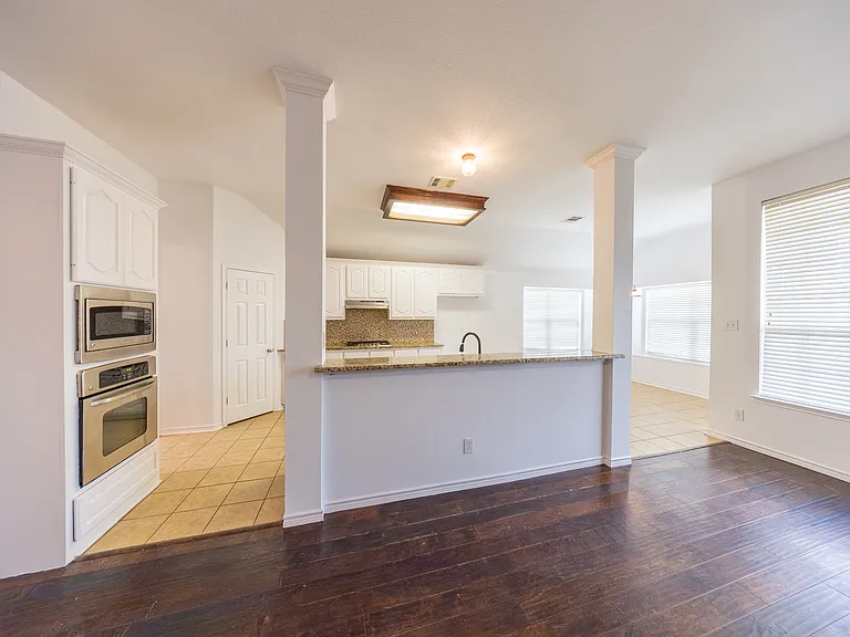 9127 Aristocrat Ln — Photo 3