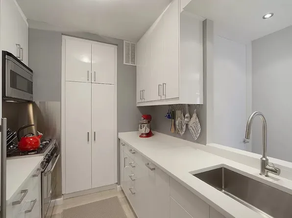 350 West 50th Street image 2 of 7