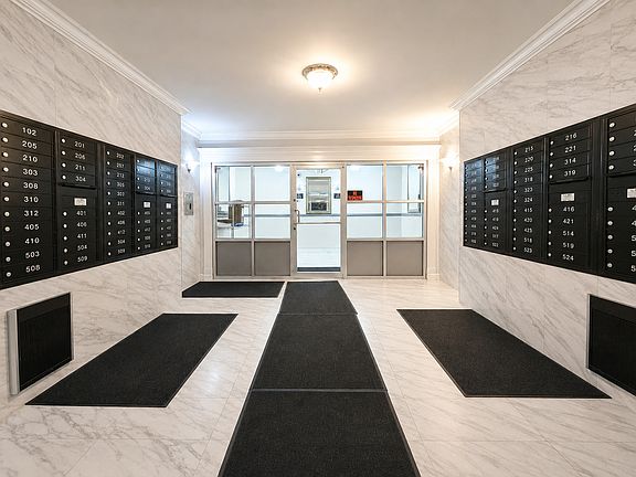 2nd image of 5920 N Kenmore Ave APT 202