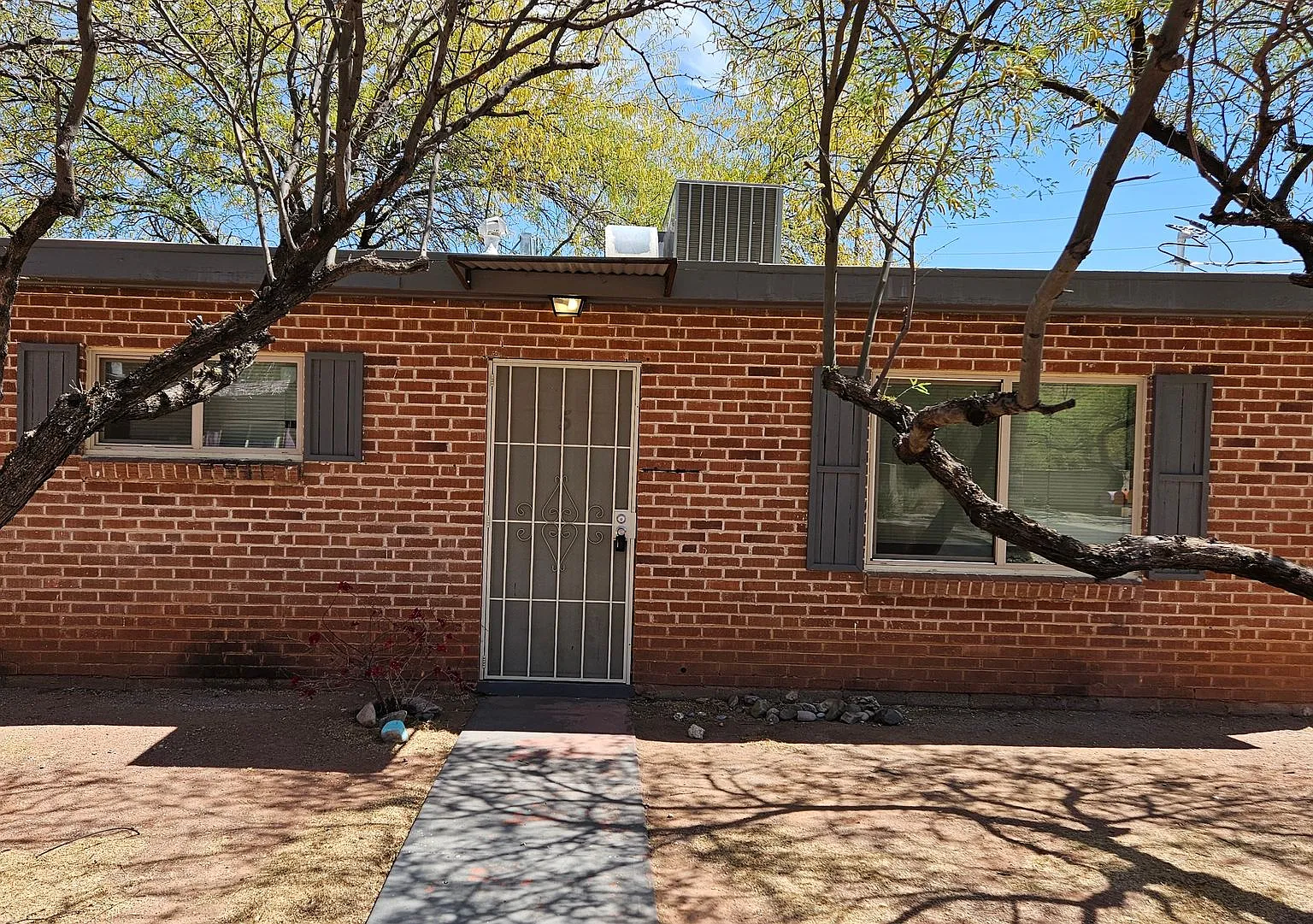 1 bed Townhome with yard, A/C, W&D Hookups — Photo 2