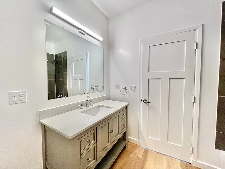 2223 Redwood Ave — Photo 24