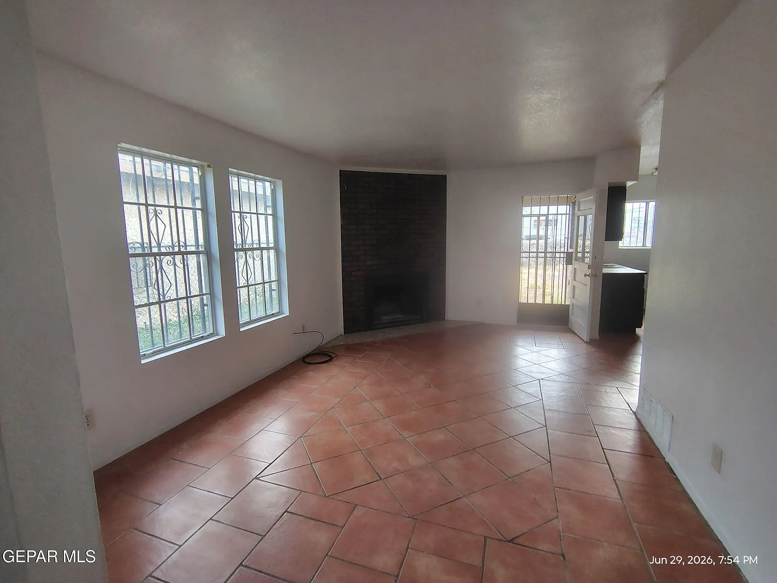 2 bed, 1.0 bath, 870 sqft, $950 — Photo 2