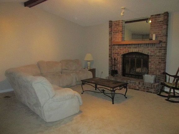 LR w/working fireplace