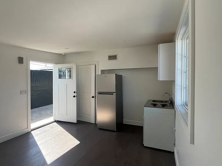 13644 Terra Bella St #B — Photo 14