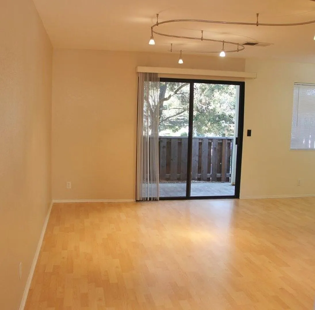 Building Photo - 900 Cambridge Dr #165
