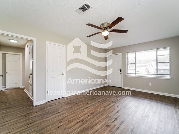 967900_003_wm_-_living_room_13158503.jpg