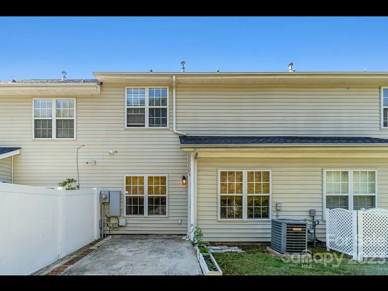 7811 Lennoxshire Ln — Photo 25